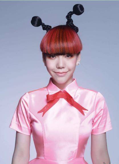 原创从13亿策划费到街边商演你以为吴莫愁遭封其实另有隐秘