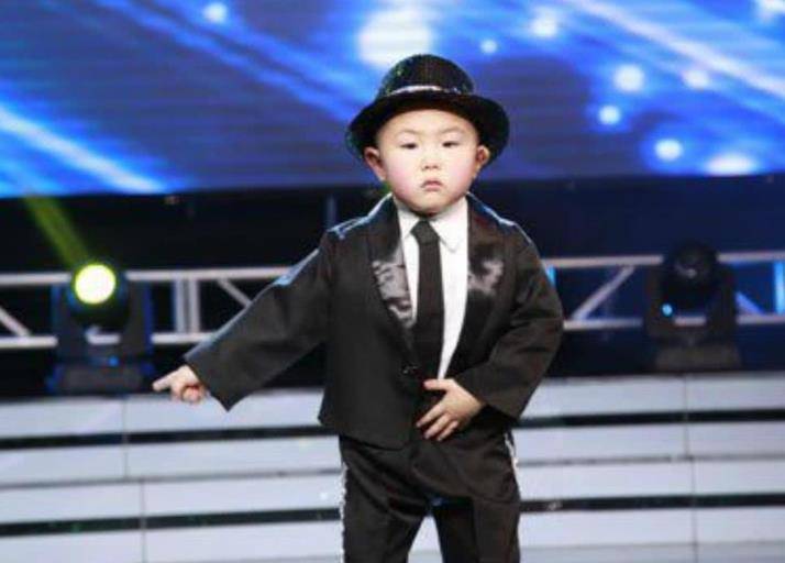 年入百万的童星张峻豪,为何如今父母却后悔不已,娱乐圈不好进_张俊浩