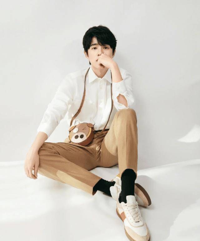 原创刘昊然拍摄时尚大片白衬衣简约清新小猪挎包超抢镜