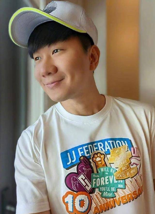 原创angelababy宣战熊黛林问里面有穿吗下秒冲上前狂扯衣领