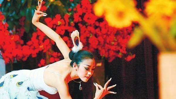 原创60岁杨丽萍机场街拍似少女被她放弃的小彩旗也越来越美了