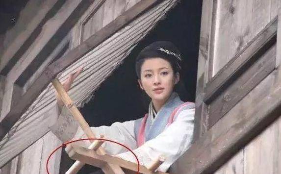 没想到邓伦也有穿女装的时候呀结果镜头一切,那件上一秒还穿在邓伦上