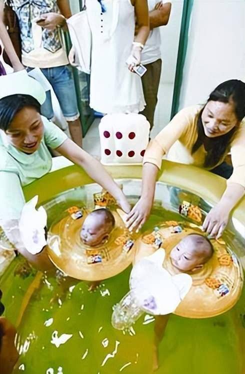 时间来到今天,这两个女孩的现状究竟怎样呢?