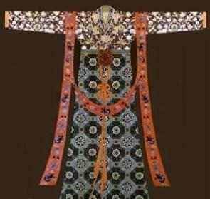 第一,百鸟裙,是的,百鸟裙是最值钱的一条裙子,毫不夸张的讲,百鸟裙就