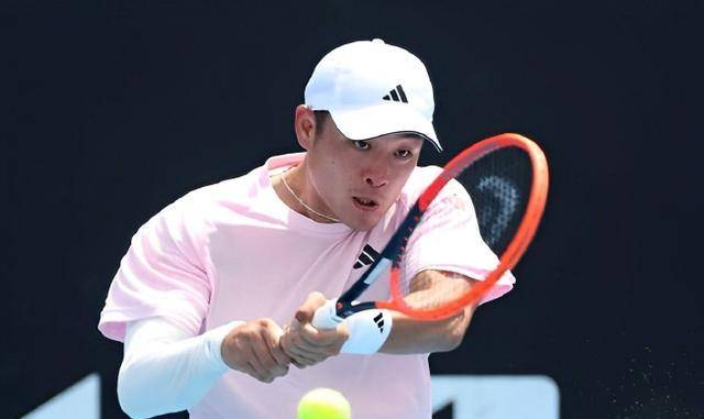 中国选手连胜吴易昺逆转击败7号种子中国网球军团喜迎2连胜