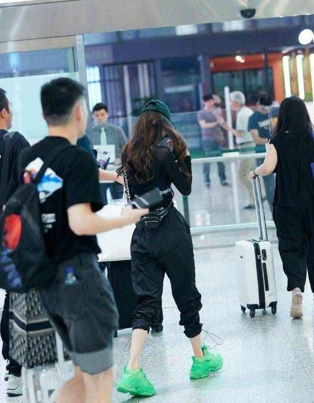 原创angelababy走机场巴掌腰太抢镜xs码的裤子还往下掉