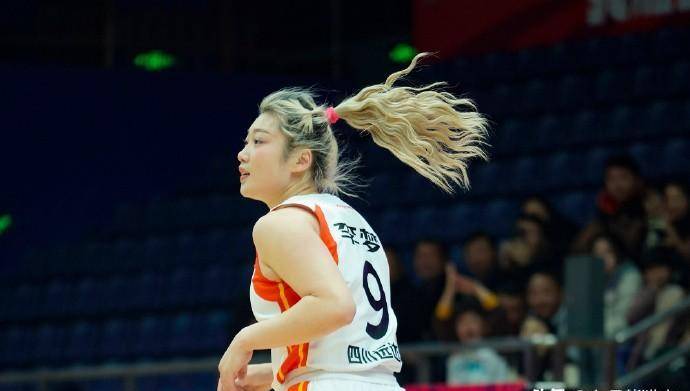 面对吴桐桐,刘羽桐领衔的山西女篮,卫冕冠军尽管放弃了韩旭,仍然以2