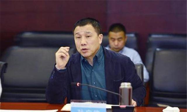 原创新疆首富白手起家睡大通铺长途十万里带出千亿企业报效国家