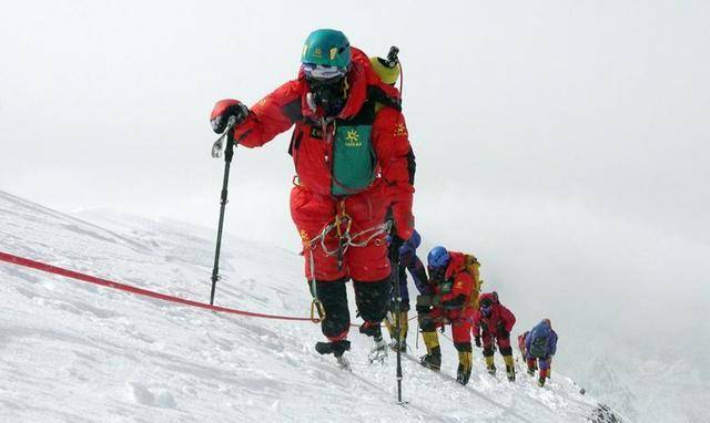 原创珠峰著名遇难者绿靴子遗体20多年都无人搬下山这是为何