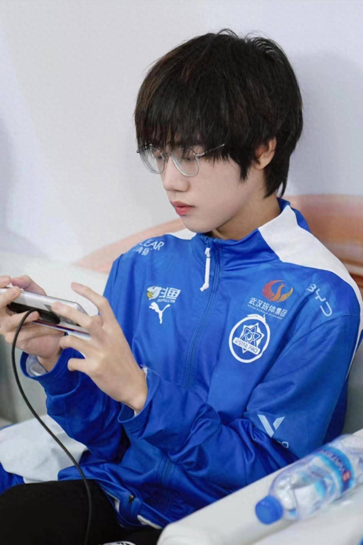 在击败了hero之后,在赛后采访阶段,清融也表示