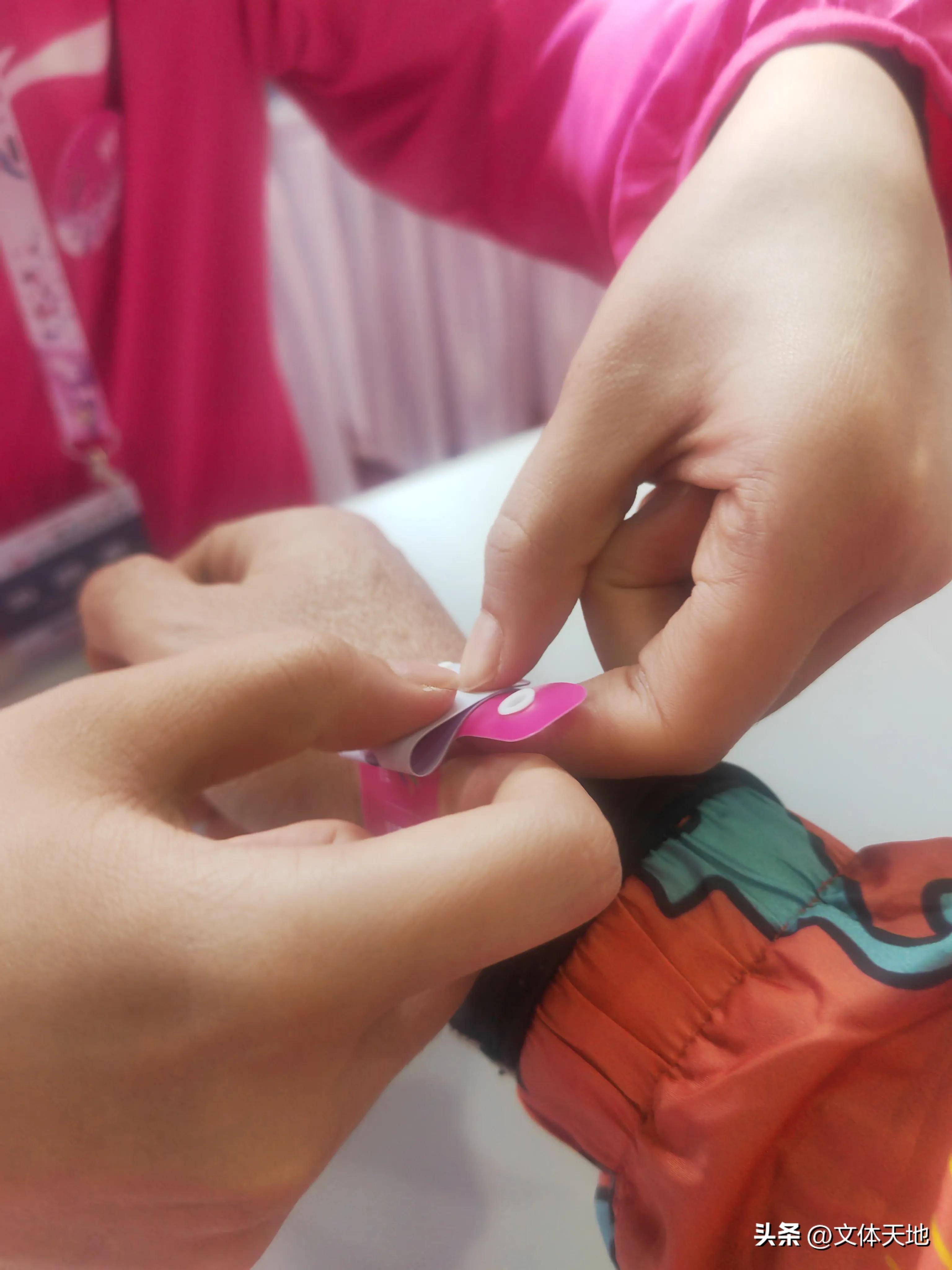 接着去隔壁领参赛包,一个透明大背包,里面有专门设计的文件袋,放号码