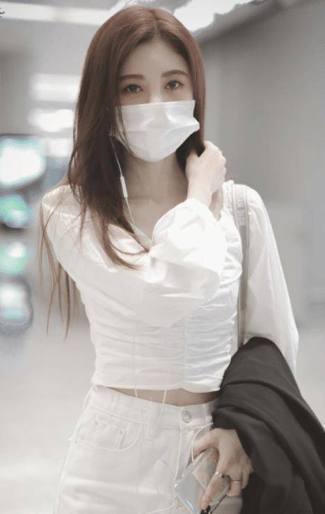 鞠婧祎单飞后资源好小个子穿出港美风明眸皓齿惹人爱