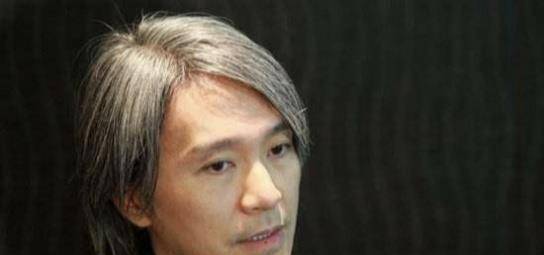 原创周星驰现身庭审现场一路微笑神情轻松并透露新电影计划