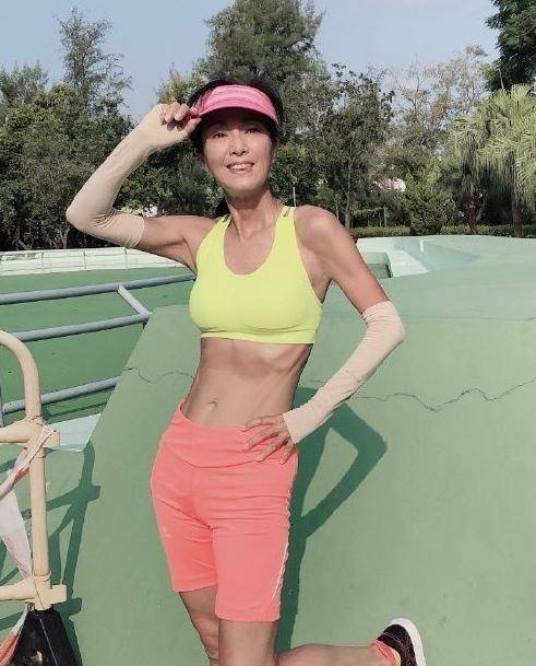 原创65岁米雪分享八招冻龄养生法操出弗爆马甲线