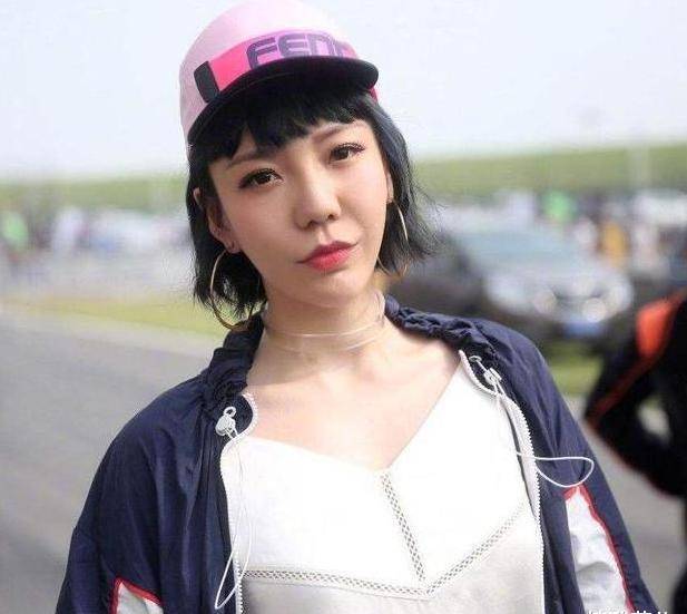 父亲的职业是反串艺人,吴莫愁从小就跟着父亲去各种地方表演.