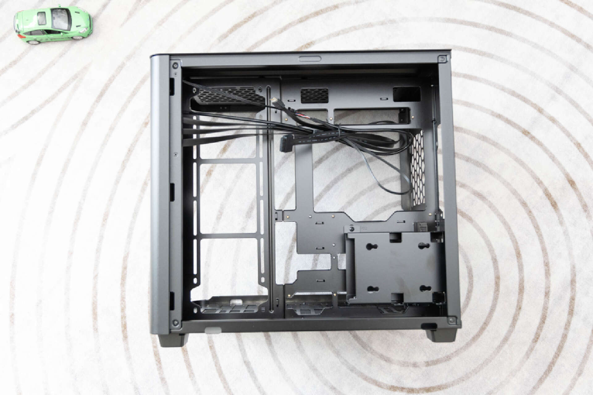 面板采用前置卡栓结构,底部使用2枚螺丝锁定,解锁后可以实现翻页式的