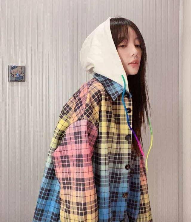 原创复出无戏李小璐学网红卖衣服自己做模特山根比额头还高真与众不同