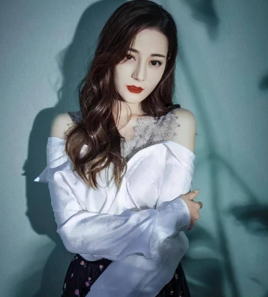原创有种假近视叫迪丽热巴画画当镜头放大后瞬间明白