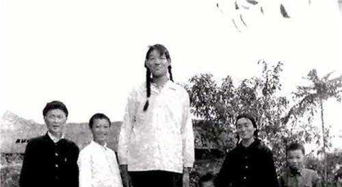 中国第一女巨人,14岁高过姚明8厘米,一顿吃2斤米,遗体保存至今_曾金莲