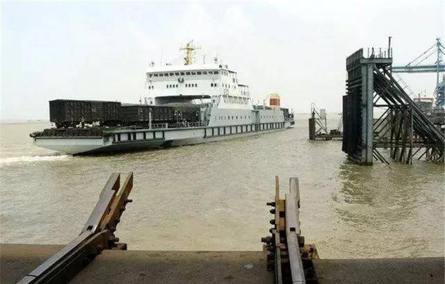 刚果地狱货船:2000个人和货物挤一条船,没水没电还有_