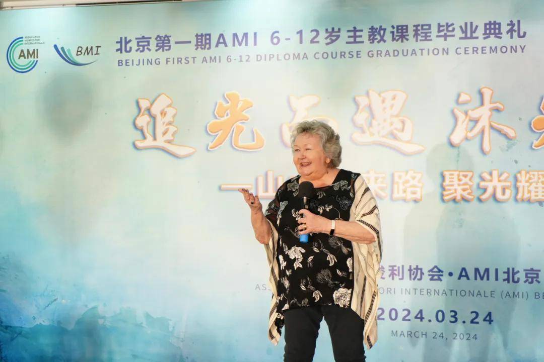 tricia miller老师为学员抽奖▲学员德鸿老师和园园