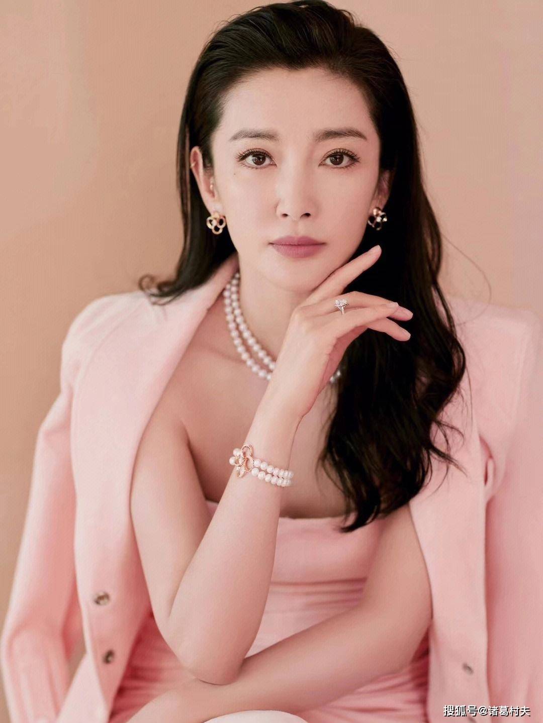 原创这谁顶得住嘛51岁李冰冰饱满性感叫人窒息