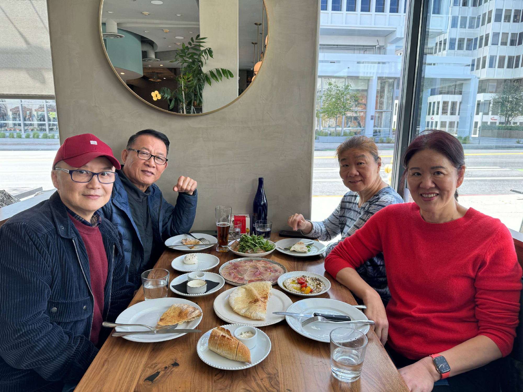 女排郎平近照曝光,携老公与央视名嘴美国小聚,红光满面英姿飒爽