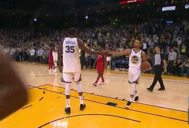 原创kd杀神附体勇士俩大王炸哭猛龙俩小王决定胜负的却是另一人