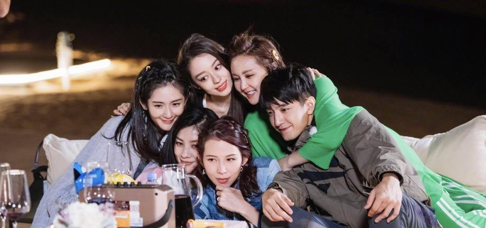 蔡少芬目前正在积极参与综艺节目的活动,最近在《妻子的浪漫旅行》中