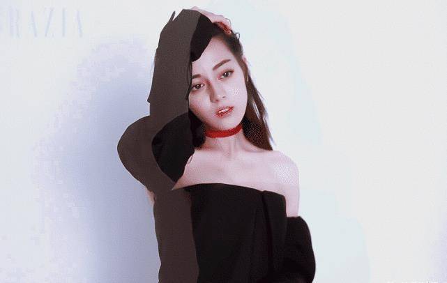 原创迪丽热巴拍策划时突然脱掉外套下一秒画面让摄影师都差点扛不住