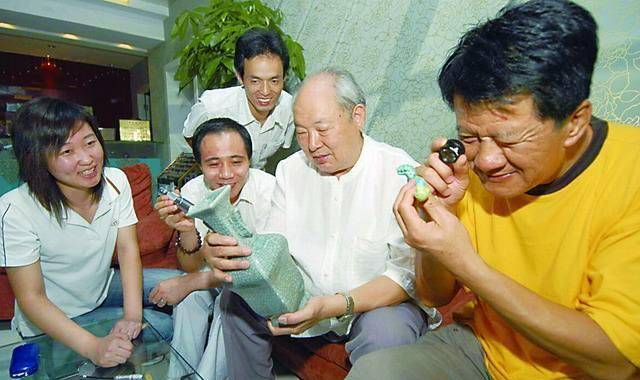 为此吸引了许多家中有古董的人去找专家鉴定,而且的确是鉴定出了许多