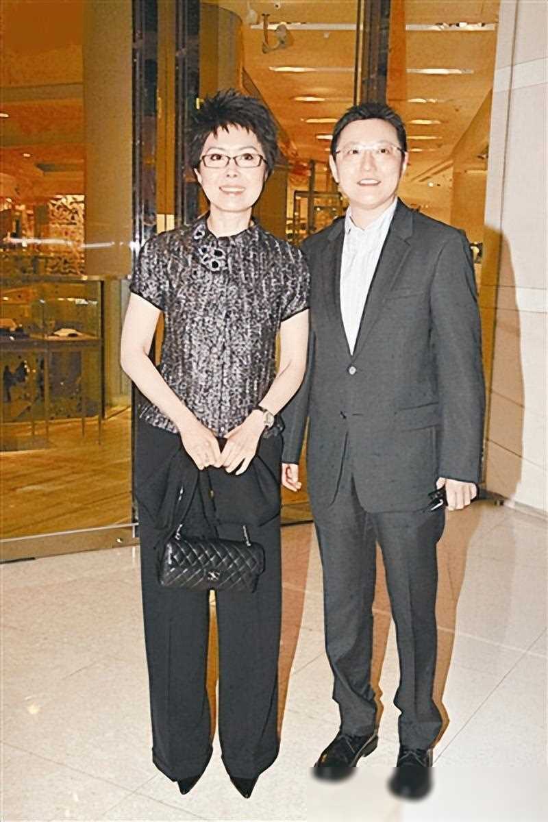 关菊英与同性爱人首次公开亮相手包彰显贵气恩爱十几年