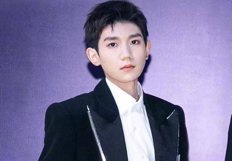 原创tfboys终合体王源的鞋子跟易烊千玺王俊凯都不一样暴露身高