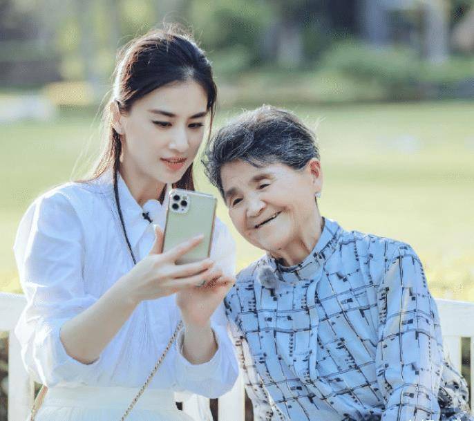 原创婆妈2晒剧照黄圣依冲浪时青春活泼但无精修的腿有谁注意