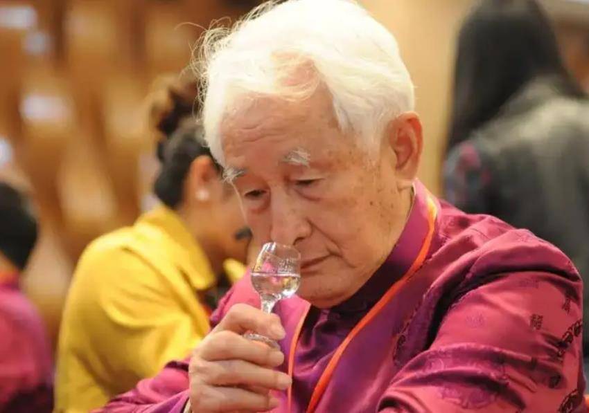 一个喝掉两吨茅台一个供税1400亿他们才是中国的烟王和酒王