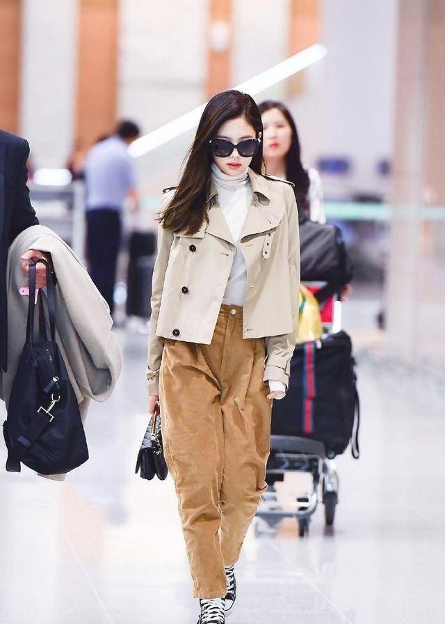 jennie独家私服穿上短西装的她判若两人原来她的西装才是大招