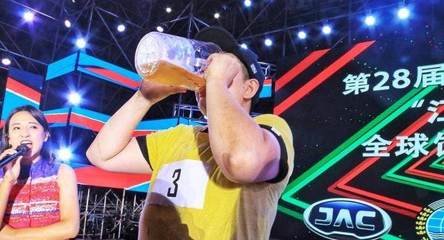 原创青岛酒王任光超获11连冠靠喝酒赢车买房还娶到漂亮老婆