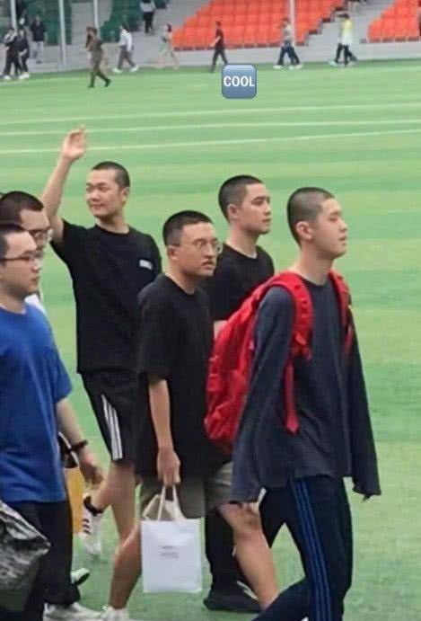 exo全员送都暻秀入伍张艺兴素颜出镜全员合影摸头杀好感人