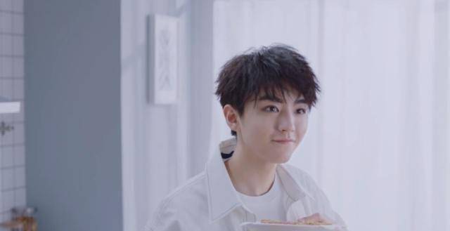 tfboys王俊凯新照片更显清清爽爽男人帅的最高境界也不过如此