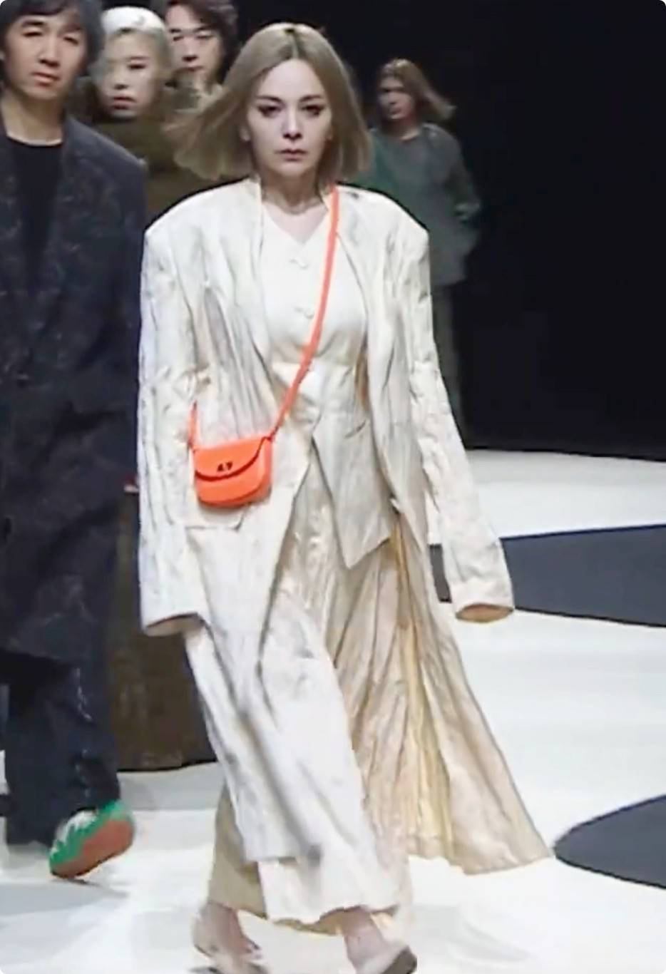 原创53岁王琳的葫芦身材真抢镜细腰酥胸让人羡慕好身材藏不住