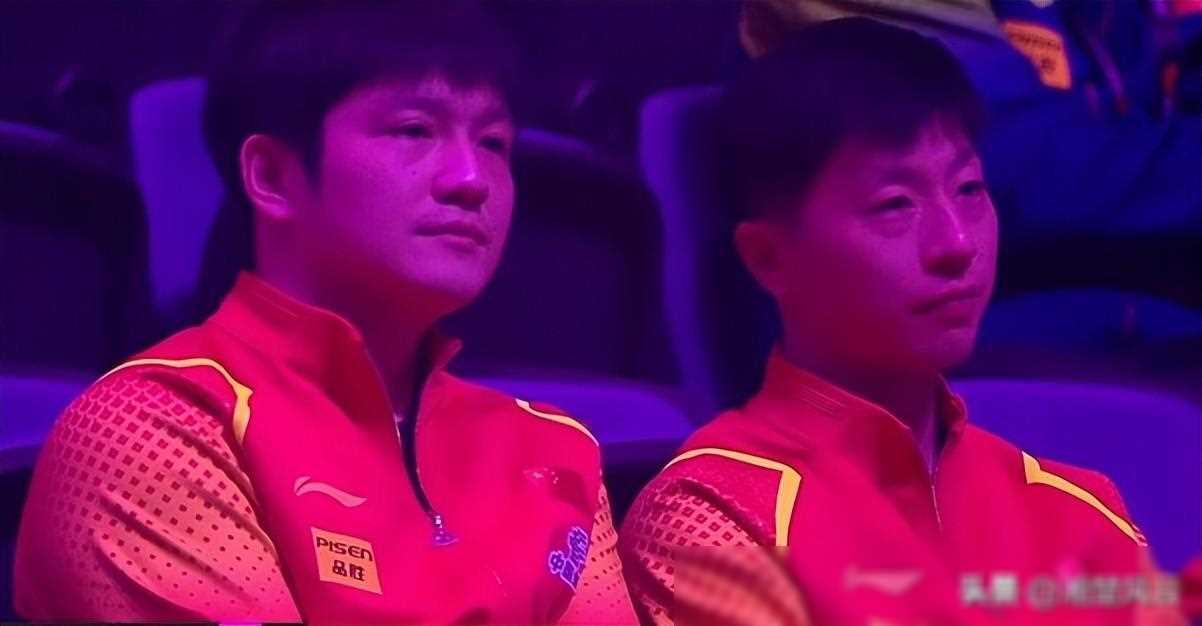 原创梁靖昆刘国梁分享夺冠喜悦大胖颁奖表情严肃雨果欢笑满面