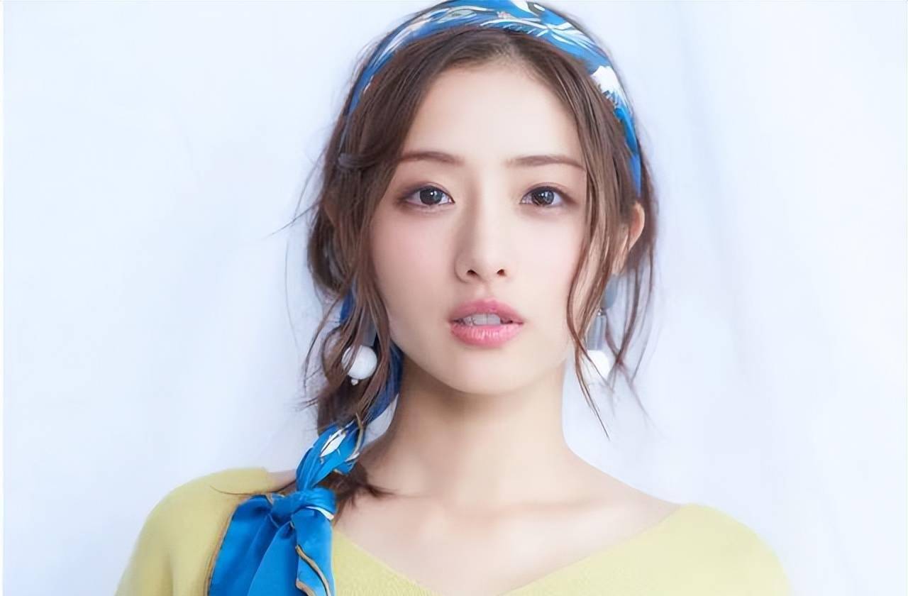 她的笑容令人陶醉.其次是石原里美.