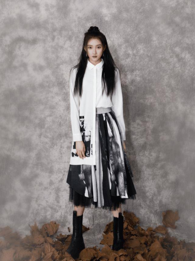 关晓彤为扮美大胆挑战jk制服复古发型油到发亮