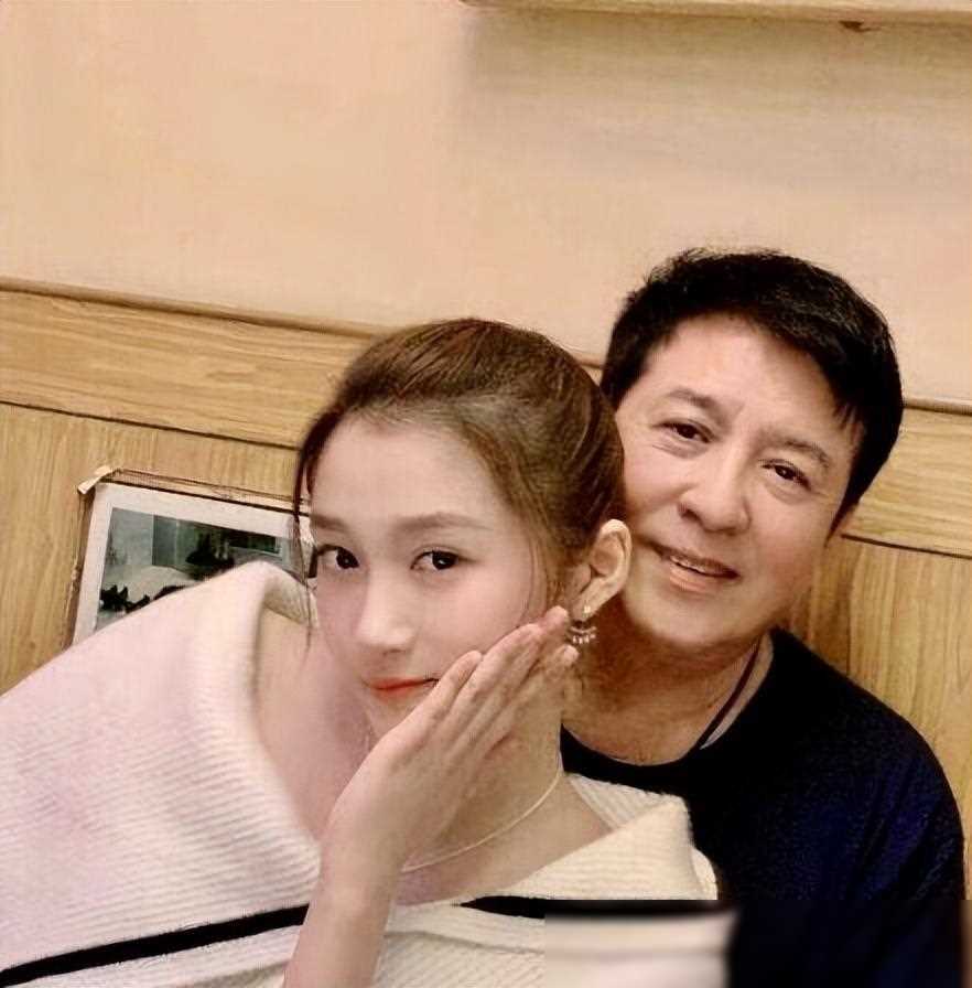 原创关晓彤穿着高定礼服参加活动被质疑显老但网友这样评价