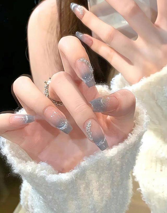 原创2024年最火美甲色彩蓝色美甲让你的指尖如天空般明朗