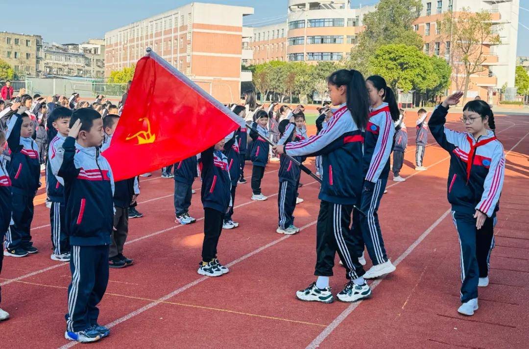 红领巾心向党队旗伴我共成长犀浦实验2023级少先队分批入队仪式隆重