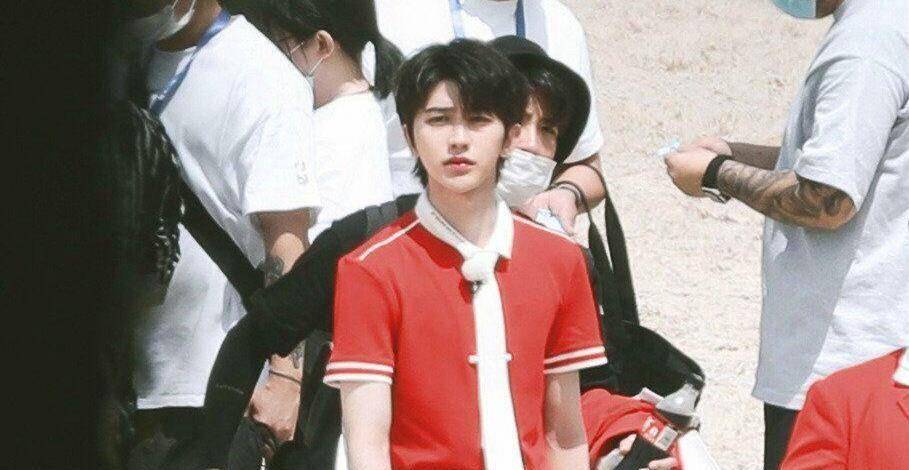 热巴"下班照"被疯传,头发凌乱显疲惫,一旁的男助理却帅到犯规_蔡徐坤