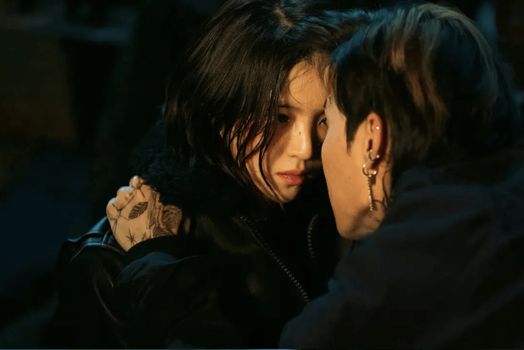 她最出圈的角色有两个,一个是《夫妻的世界》里男主李泰伍的出轨对象