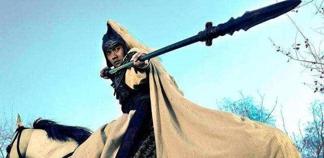 古代打仗时用的长枪为什么要在枪头上系一个红缨原因令人佩服