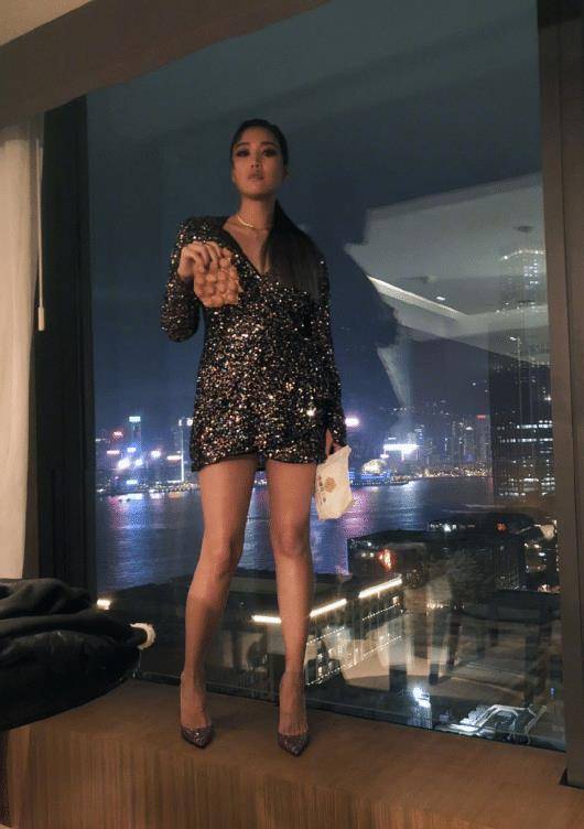 把纤细的腿部线条毫无保留的秀出来很显个人苗条有范,例如黄丽玲的这